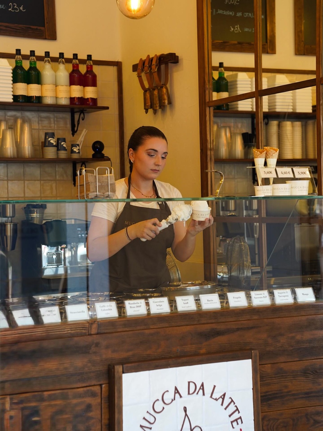 La vitrina con los pozzetti de gelato